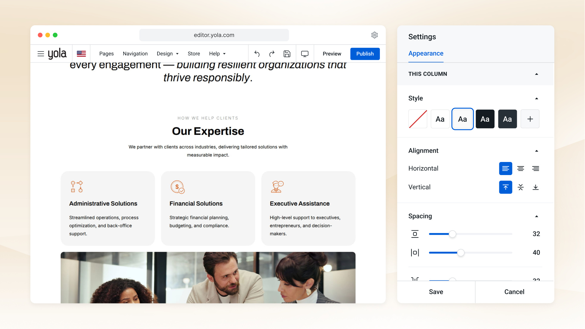 L'editor di Yola aperto sulla home page di un consulente, con una sezione servizi e un titolo su chi aiuta lo studio in fase di modifica.